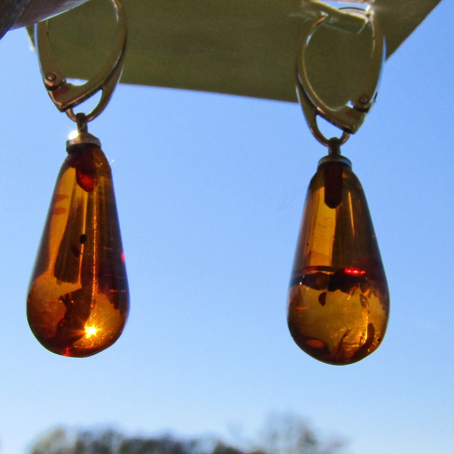 Edle Ohrhänger aus Bernstein, Tropfenform mit Einschlüssen