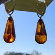 Edle Ohrhänger aus Bernstein, Tropfenform mit Einschlüssen