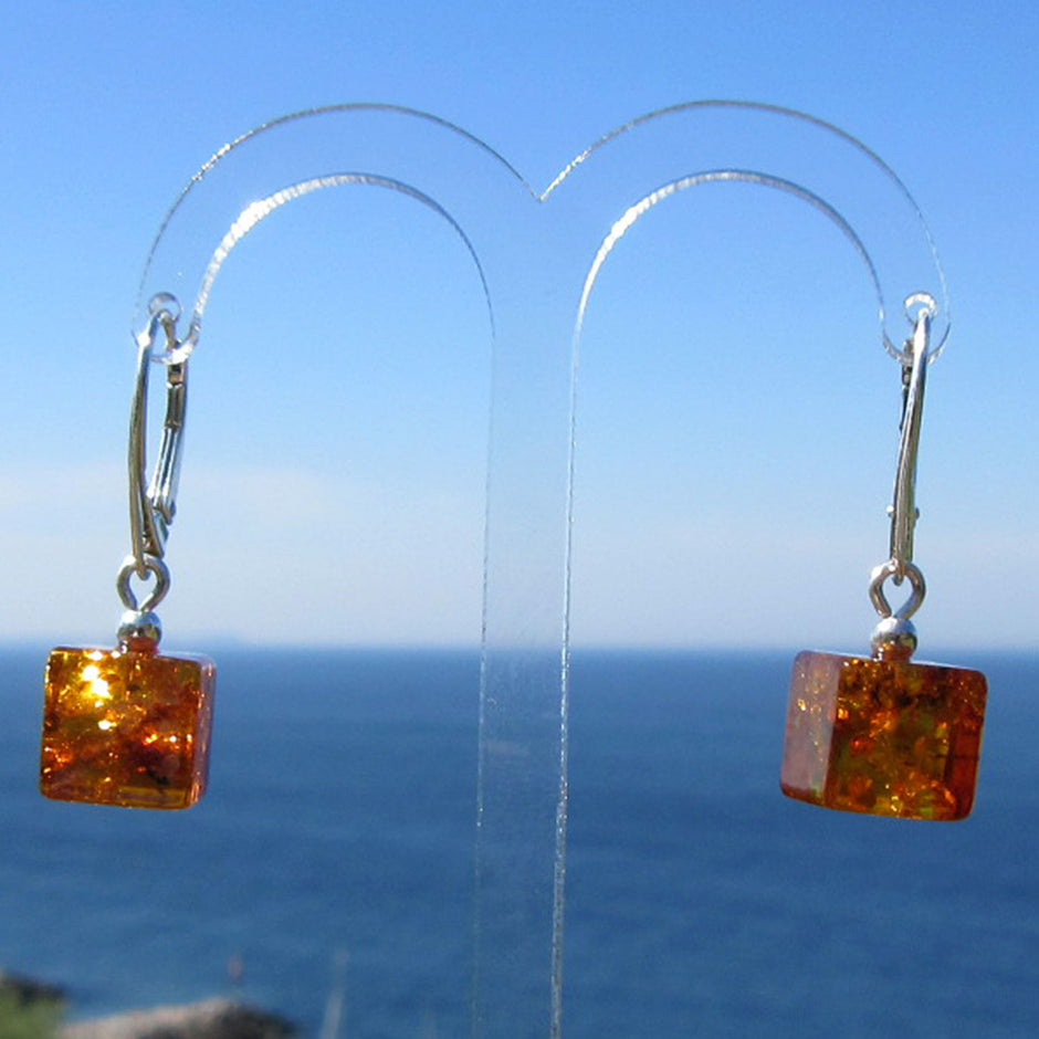 Ohrhänger aus poliertem Bernsteinwürfel und Silber
