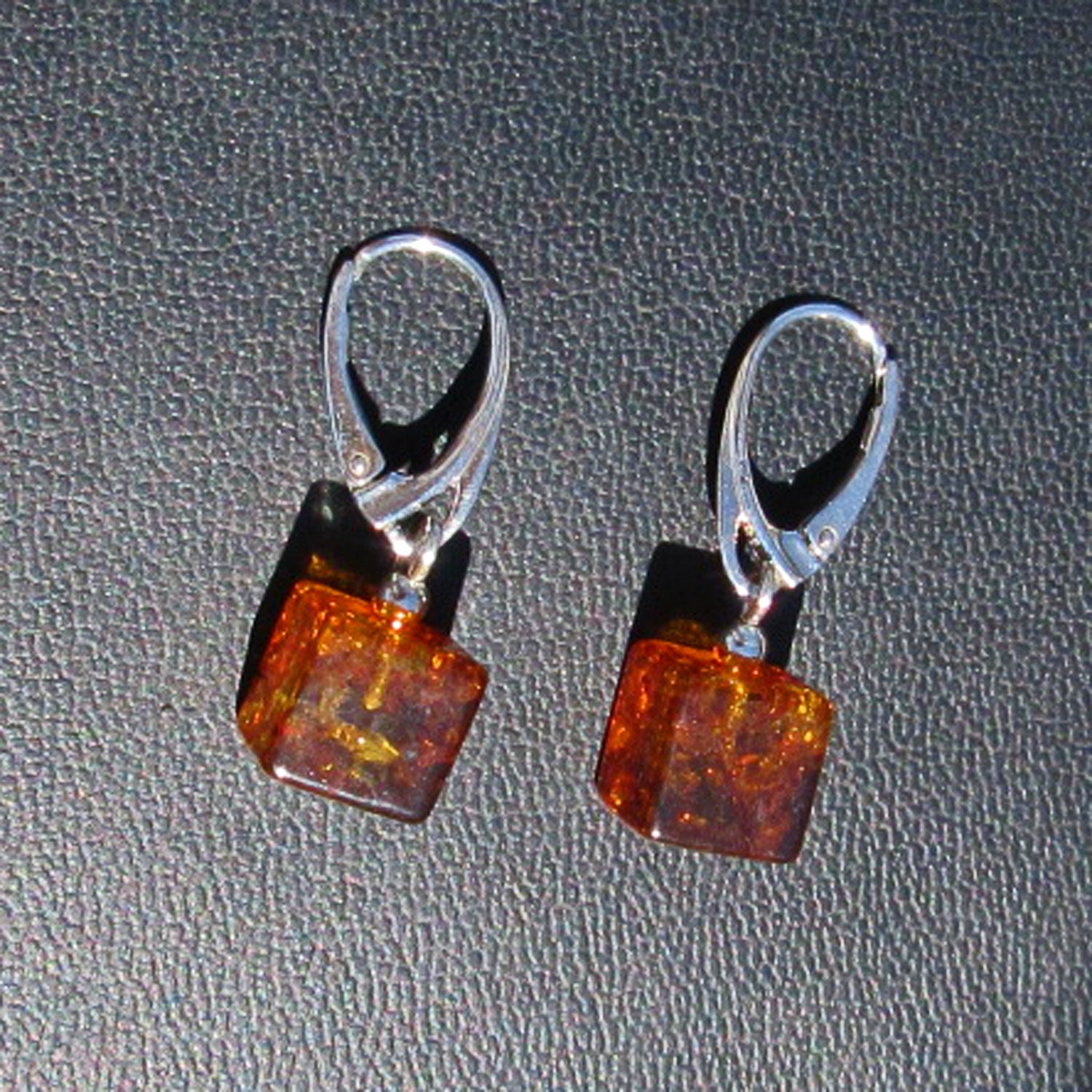 Ohrhänger aus poliertem Bernsteinwürfel und Silber