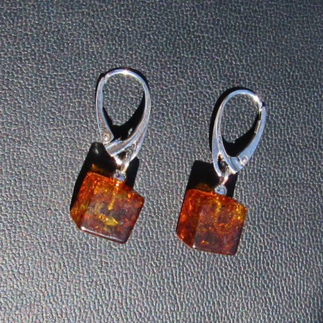 Ohrhänger aus poliertem Bernsteinwürfel und Silber