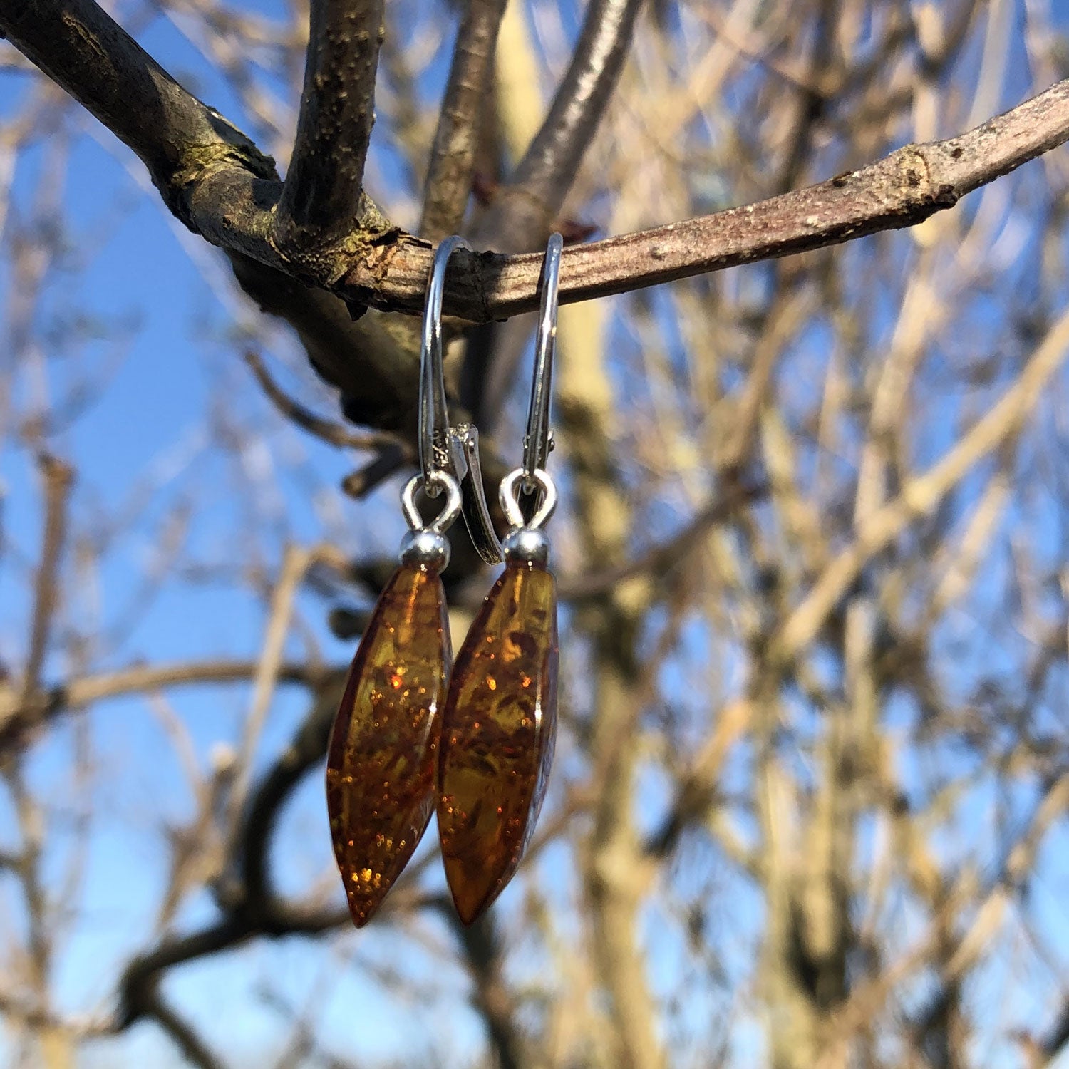 Einzelstück: Edle Ohrhänger aus kognacfarbenem Bernstein