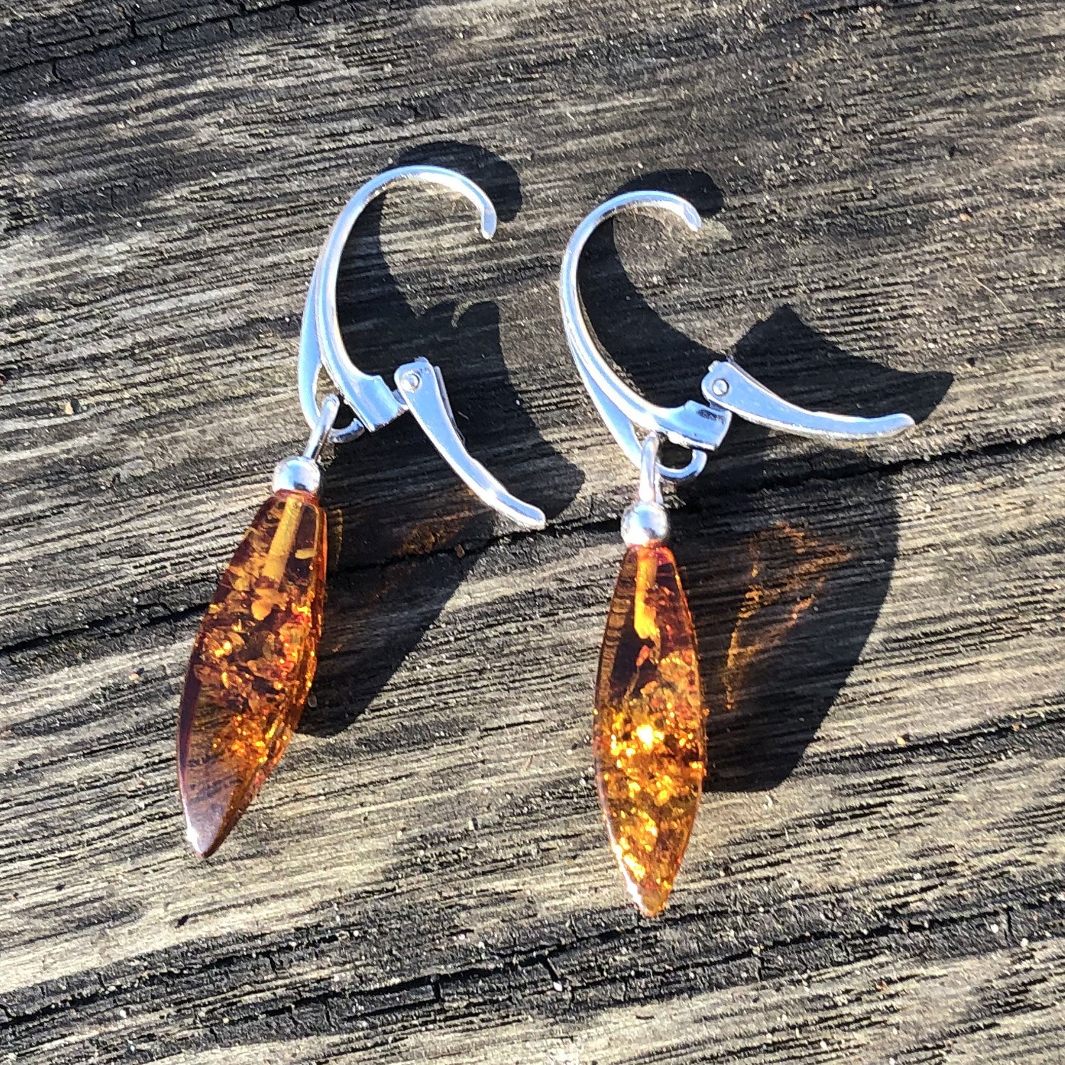 Einzelstück: Edle Ohrhänger aus kognacfarbenem Bernstein