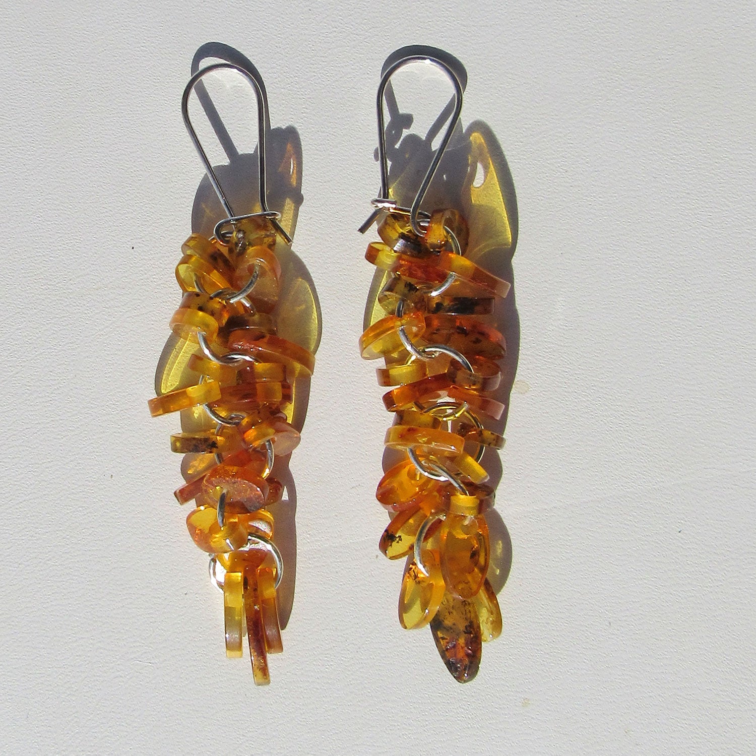 Langer Ohrhänger aus Silber mit kognacfarbenem Bernstein