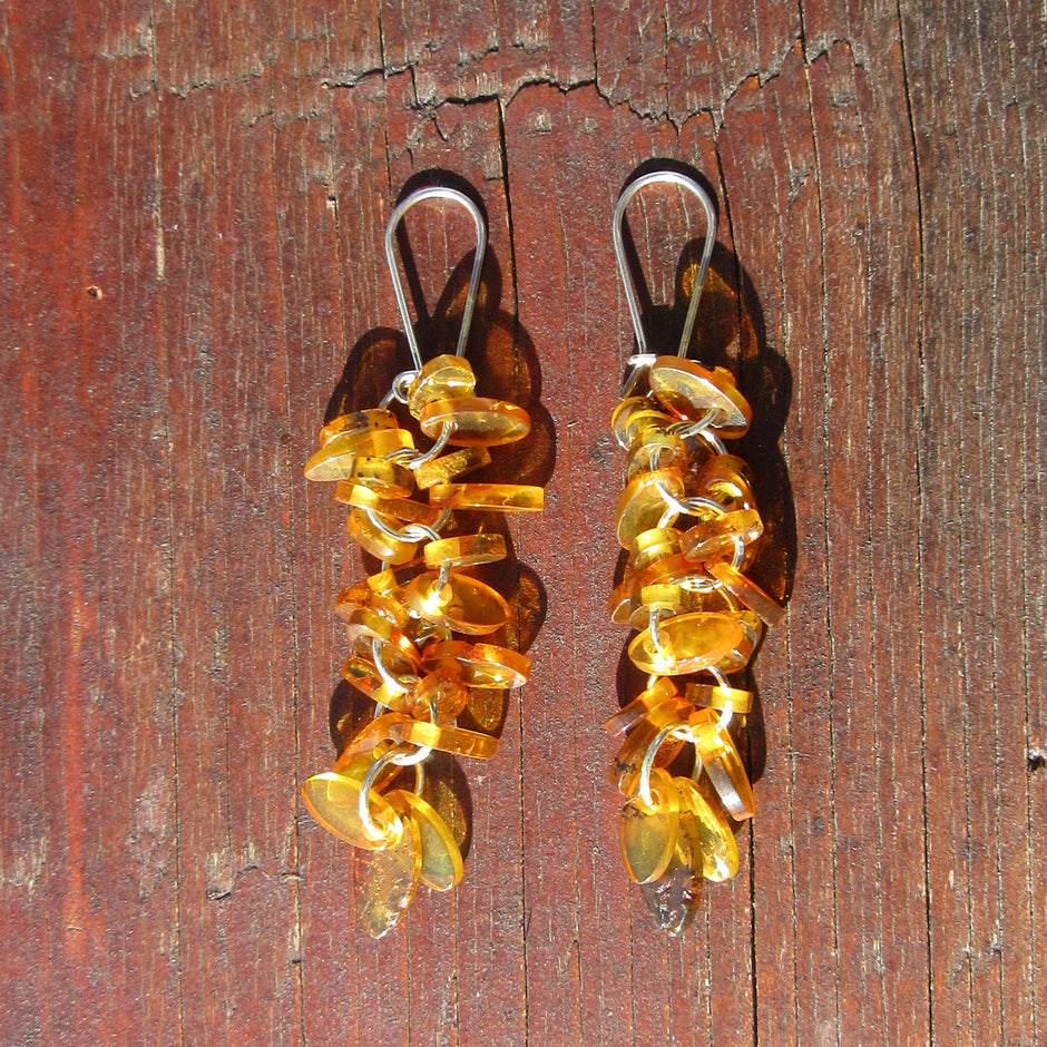 Langer Ohrhänger aus Silber mit kognacfarbenem Bernstein