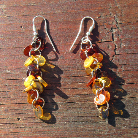 Langer Ohrhänger aus 21 farbigen Bernsteinscheibchen