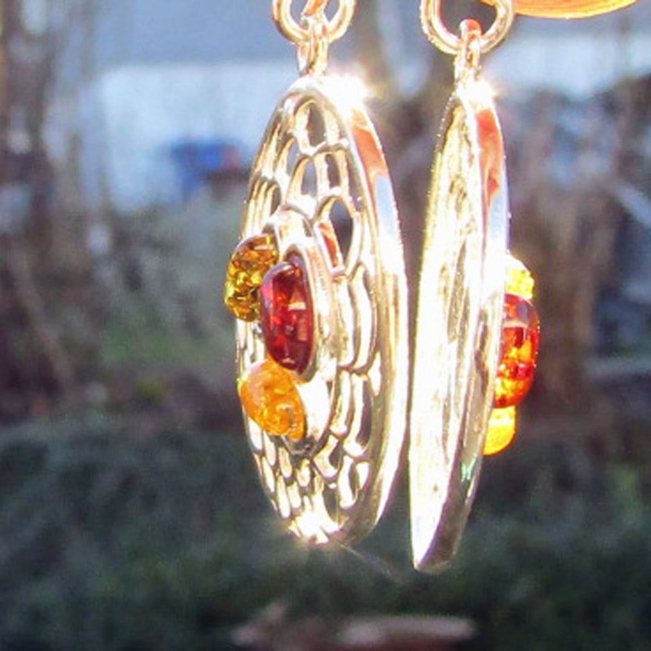 Edelsteine im Silbernetz – Einzigartige Ohrhänger