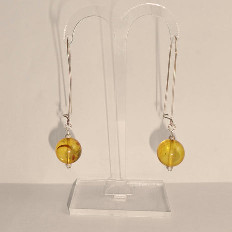 Ohrhänger aus Silber mit Bernsteinkugel, 6,5 cm
