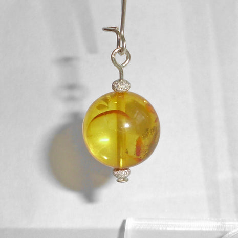 Ohrhänger aus Silber mit Bernsteinkugel, 6,5 cm