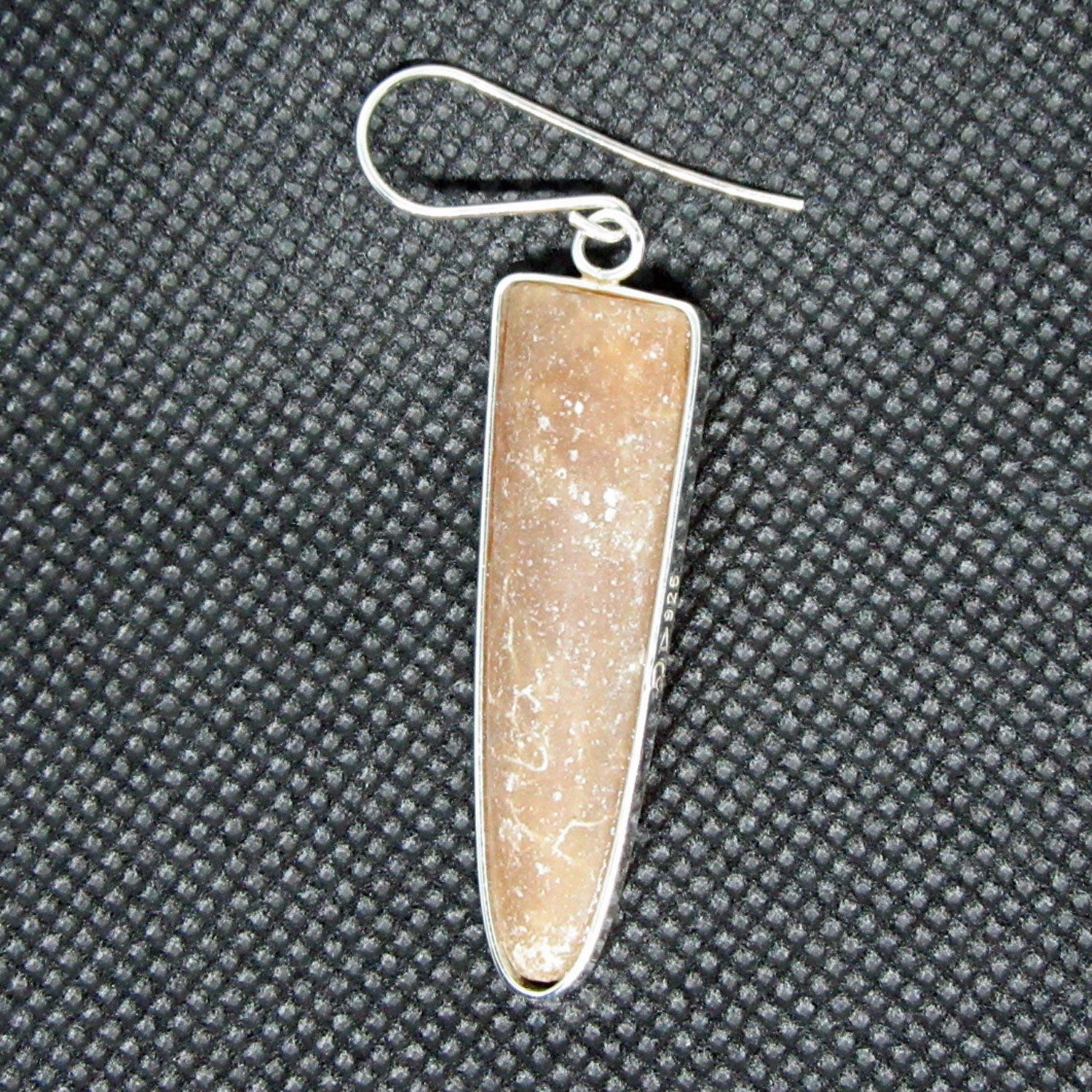 Ohrhänger aus Silber mit Donnerkeil-Fossil von Rügen