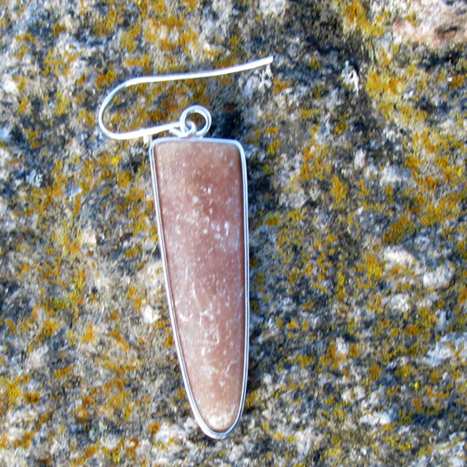 Ohrhänger aus Silber mit Donnerkeil-Fossil von Rügen