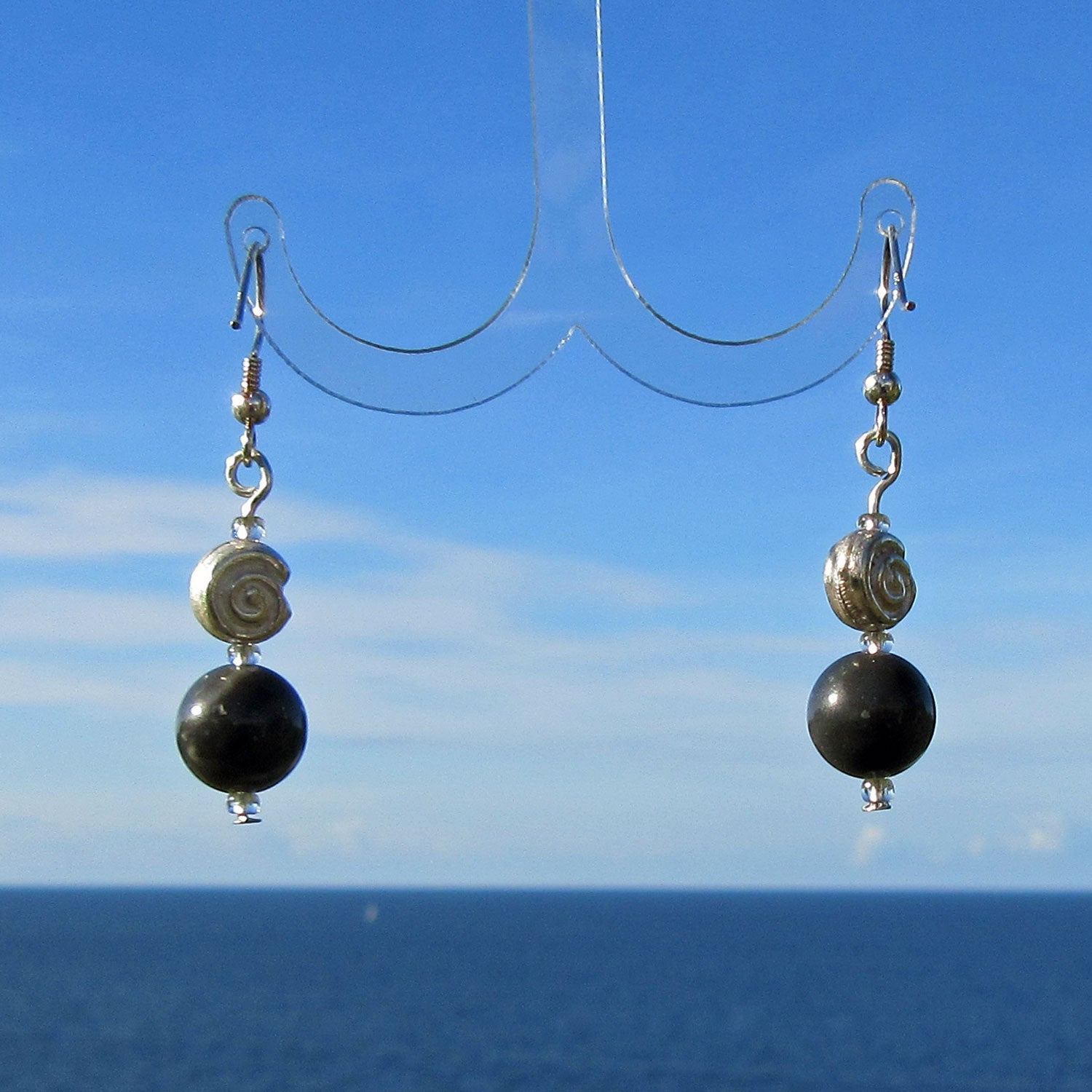 Ohrhänger aus Feuerstein mit Silber-Schnecke, Unikat