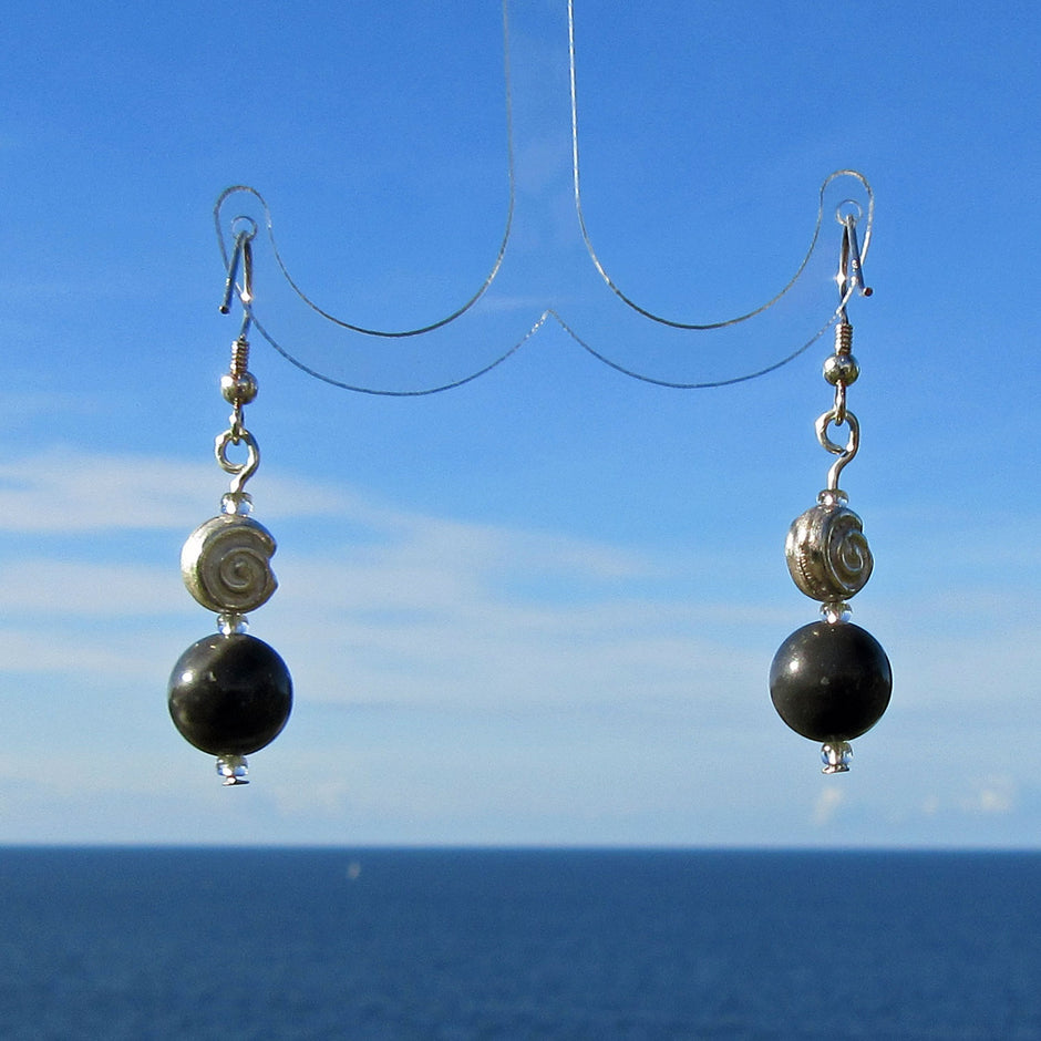 Ohrhänger aus Feuerstein mit Silber-Schnecke, Unikat