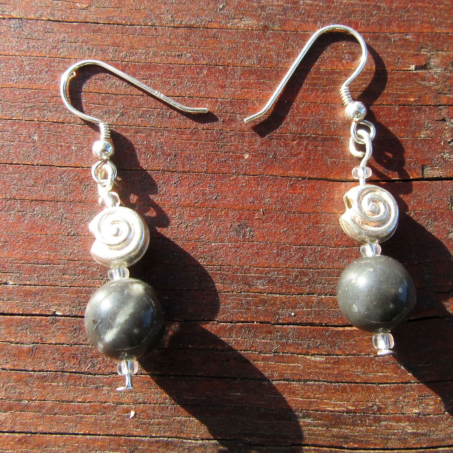 Ohrhänger aus Feuerstein mit Silber-Schnecke, Unikat
