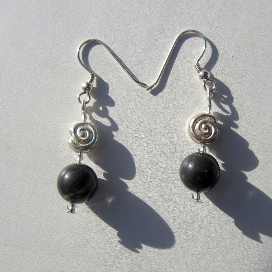 Ohrhänger aus Feuerstein mit Silber-Schnecke, Unikat