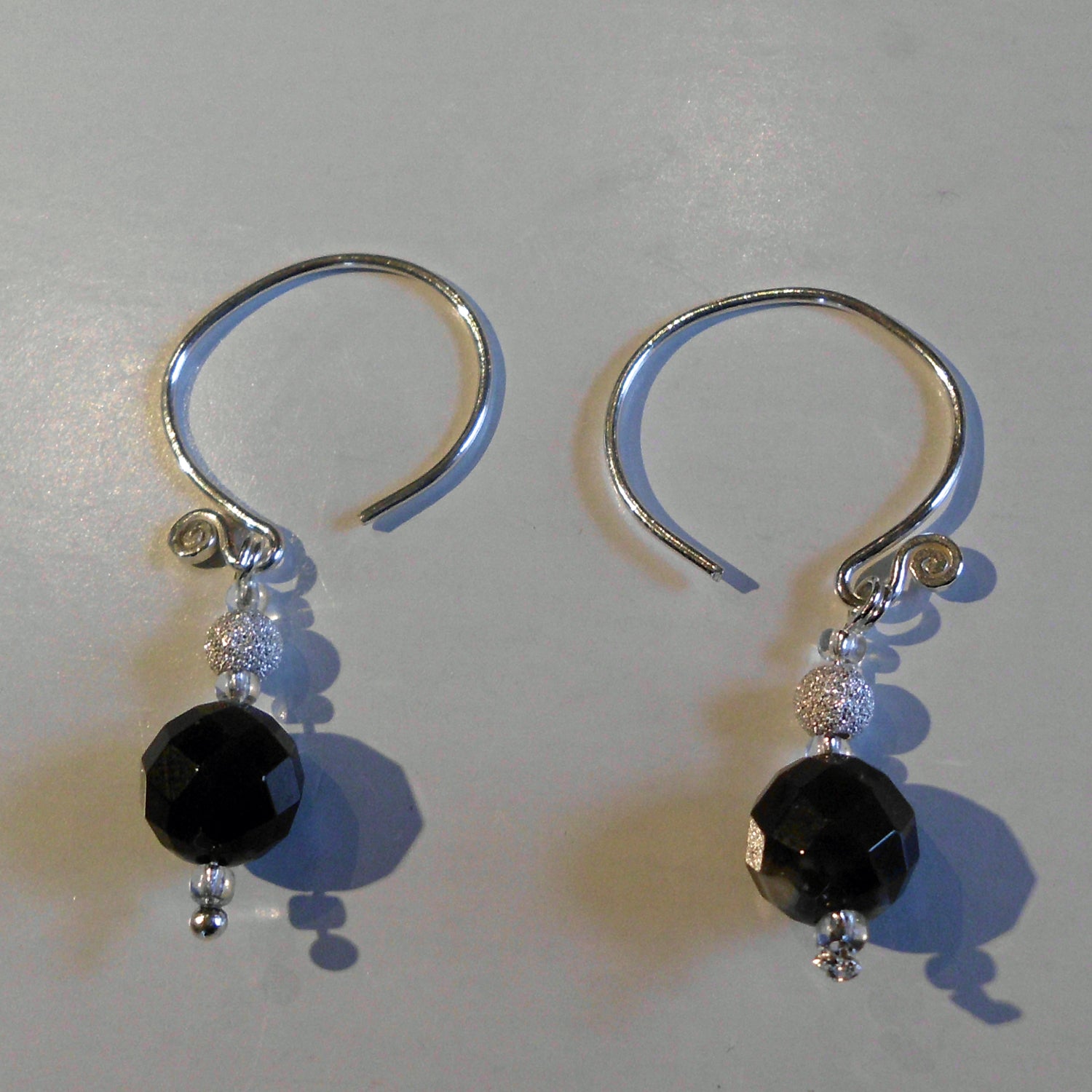 Ohrhänger aus Feuerstein und Silber, facettiert, Unikat