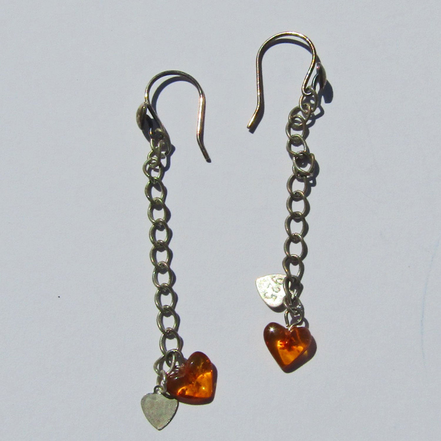 Edle Ohrhänger aus Bernstein und Silberherzen
