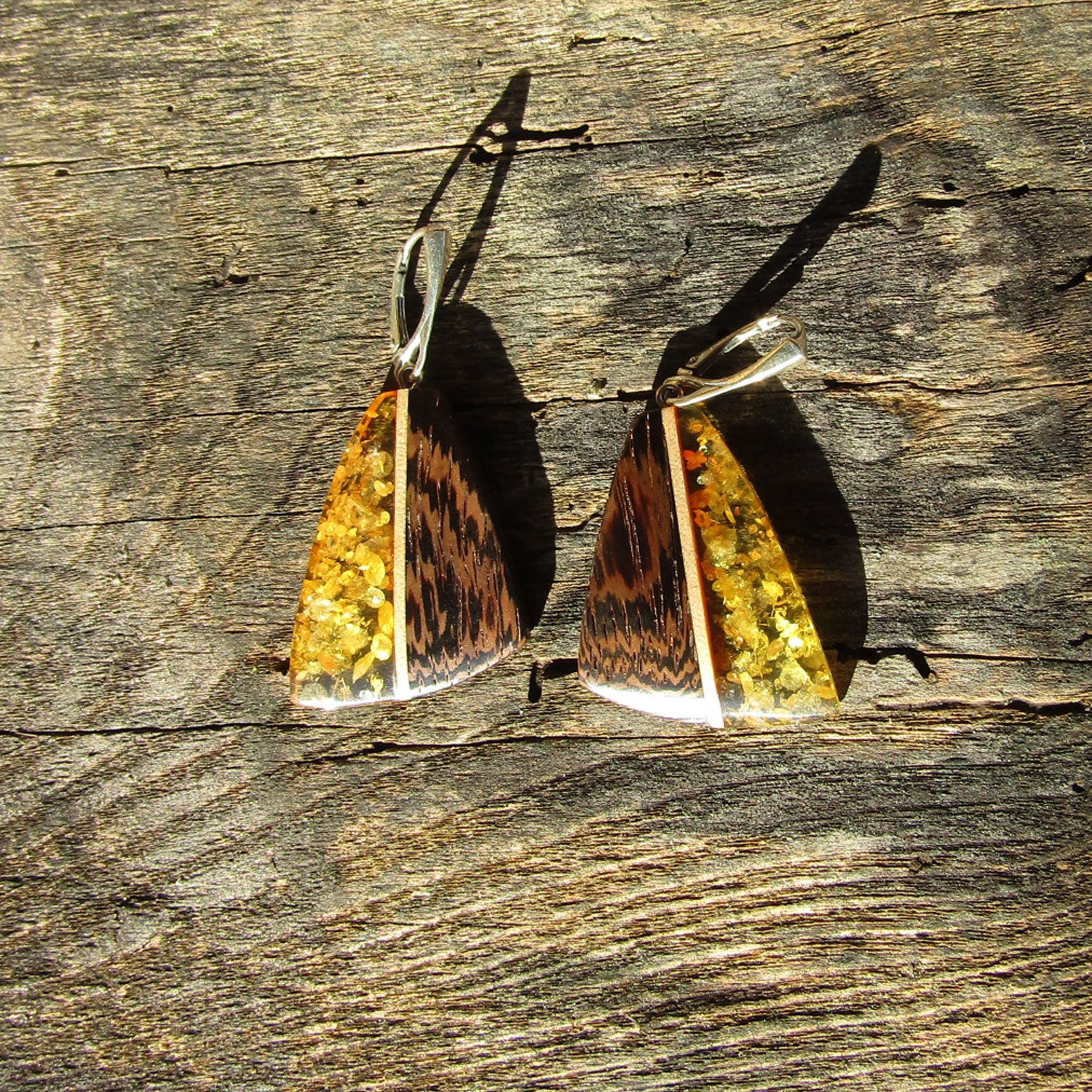 Einzigartige Ohrhänger aus Bernstein und Holz, leicht und stilvoll