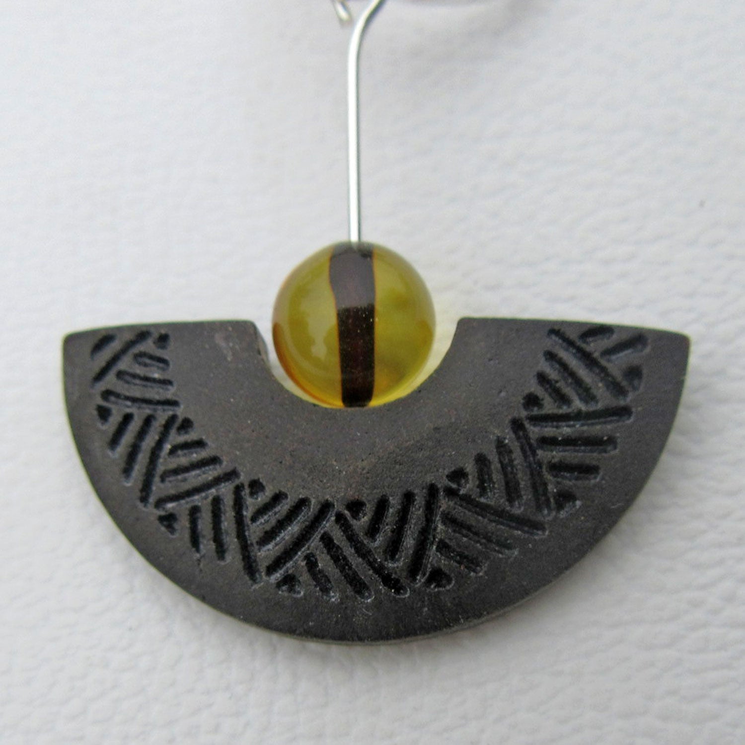 Einzigartige Ohrhänger aus Bernstein und Holz