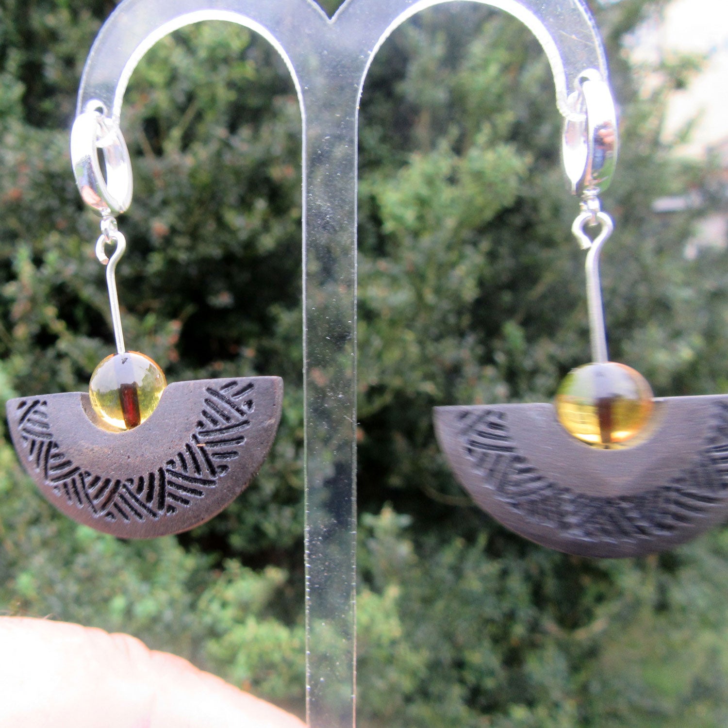 Einzigartige Ohrhänger aus Bernstein und Holz