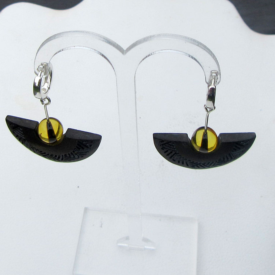 Einzigartige Ohrhänger aus Bernstein und Holz