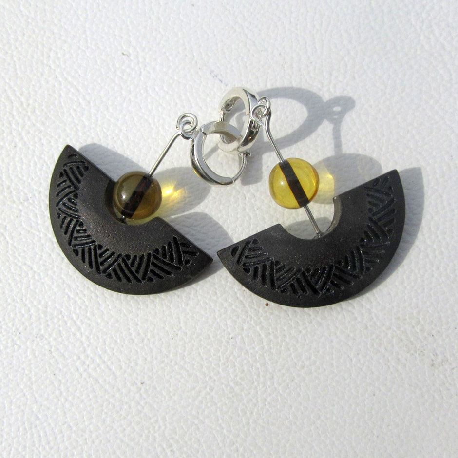 Einzigartige Ohrhänger aus Bernstein und Holz