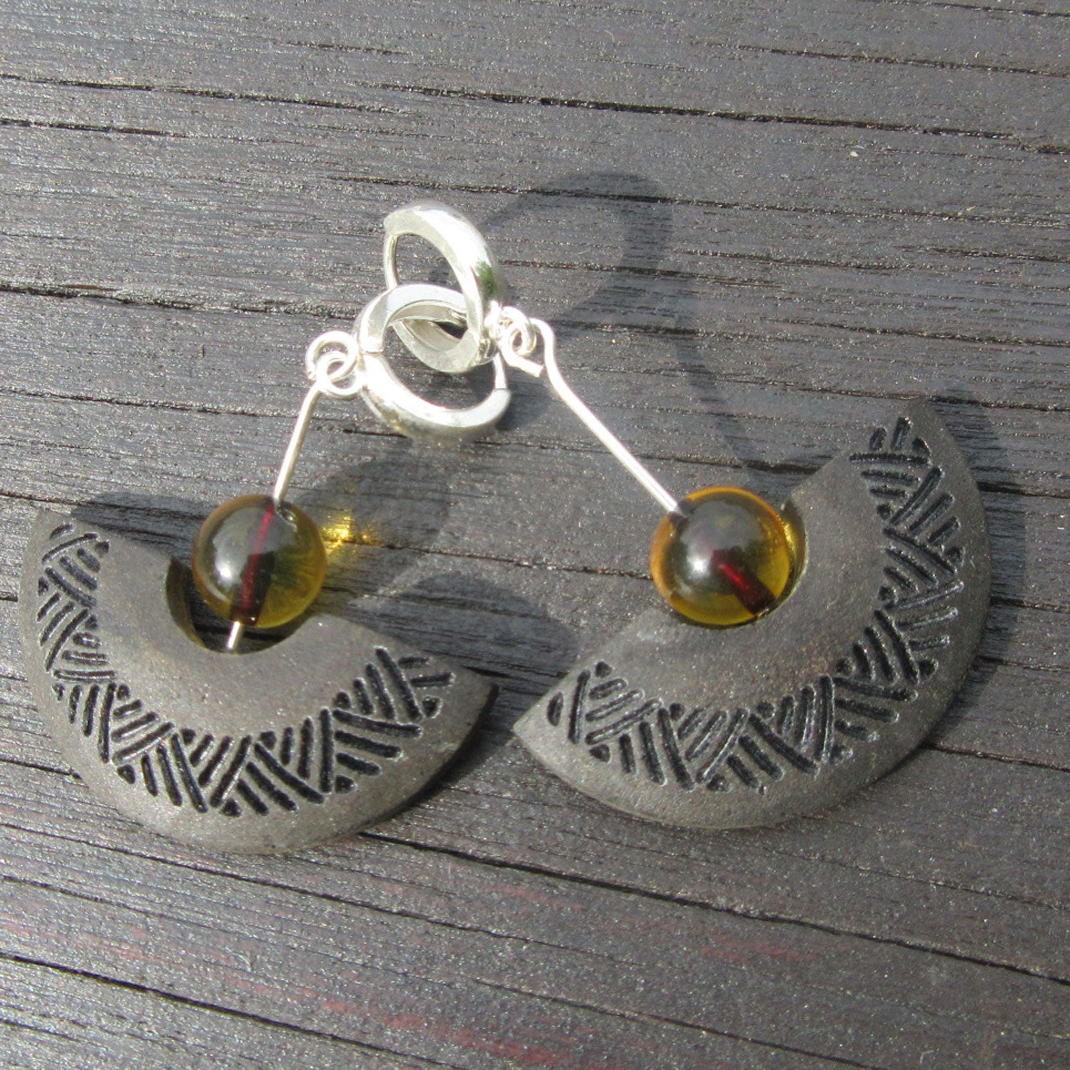 Einzigartige Ohrhänger aus Bernstein und Holz