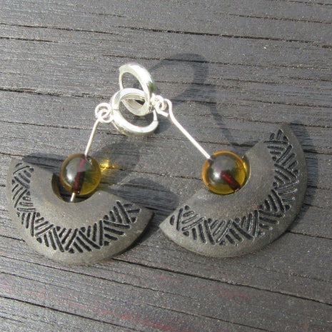 Einzigartige Ohrhänger aus Bernstein und Holz