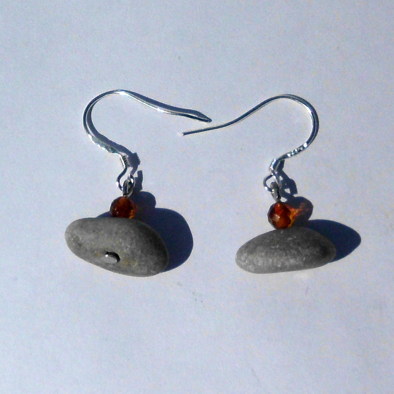 Ohrhänger aus Kieseln und Bernsteinperlen, Unikat