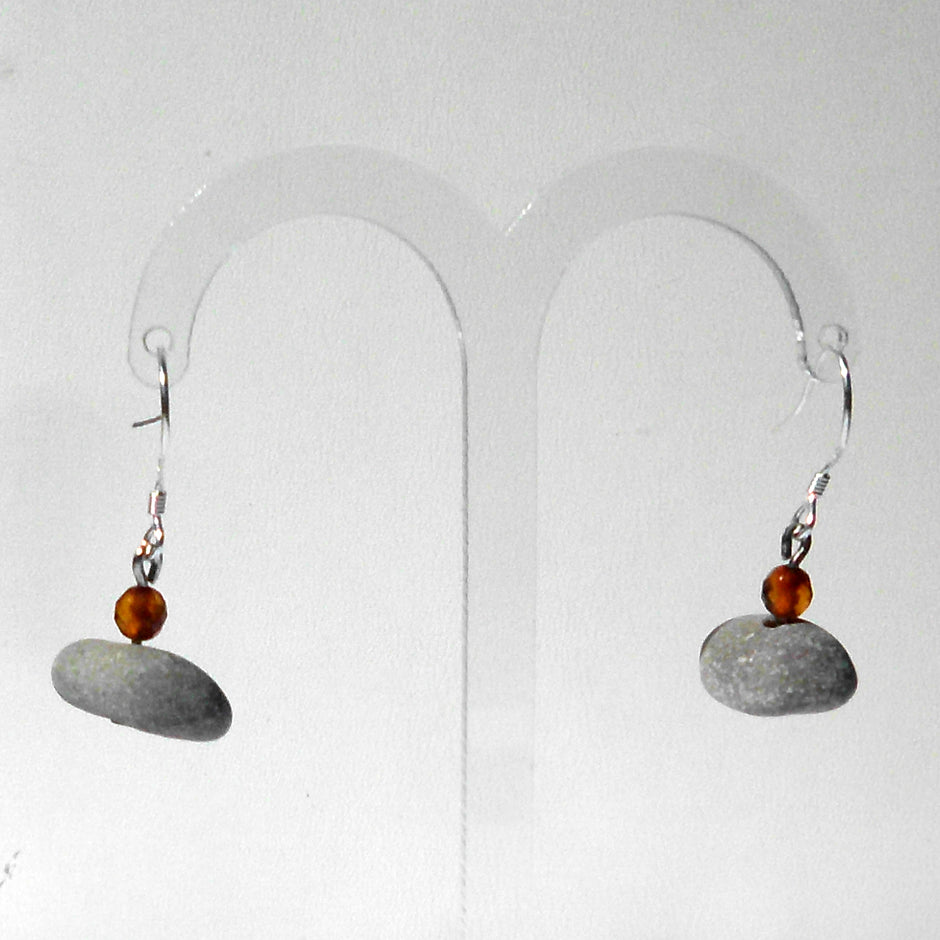 Ohrhänger aus Kieseln und Bernsteinperlen, Unikat