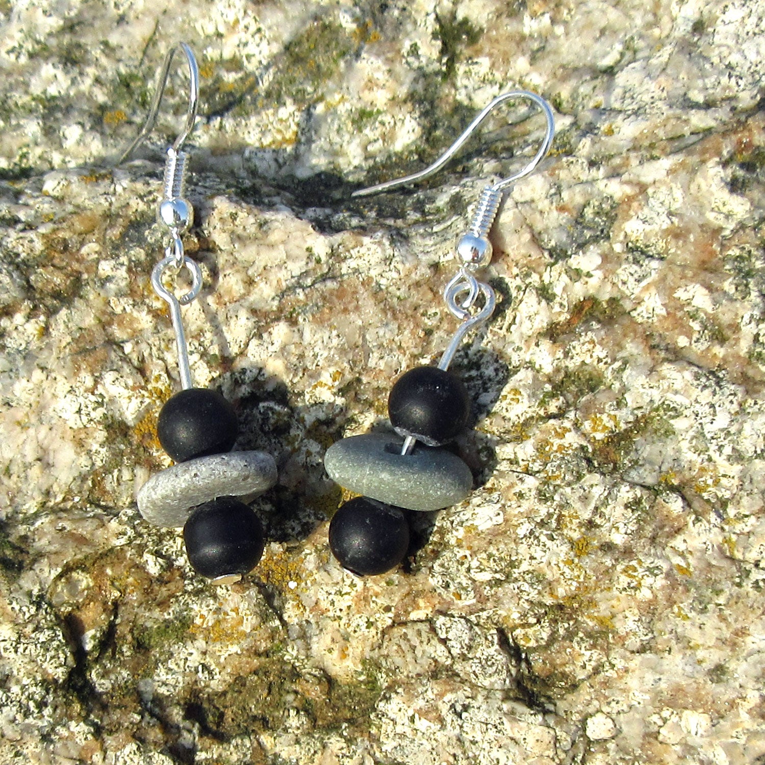 Ohrhänger aus Kieseln und mattem Glas, Unikat