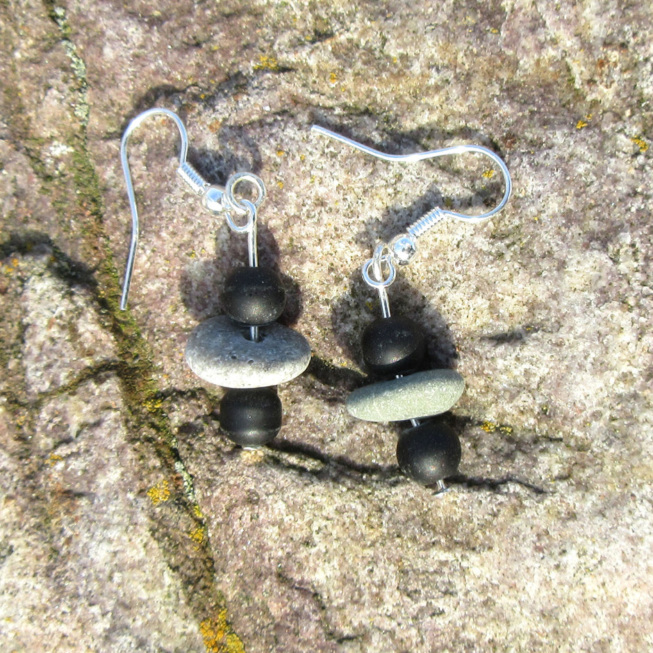 Ohrhänger aus Kieseln und mattem Glas, Unikat