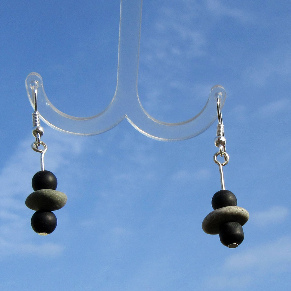 Ohrhänger aus Kieseln und mattem Glas, Unikat