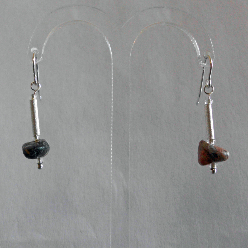 Polierte Kiesel-Ohrhänger mit Silber von der Ostsee