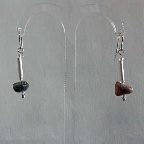 Polierte Kiesel-Ohrhänger mit Silber von der Ostsee
