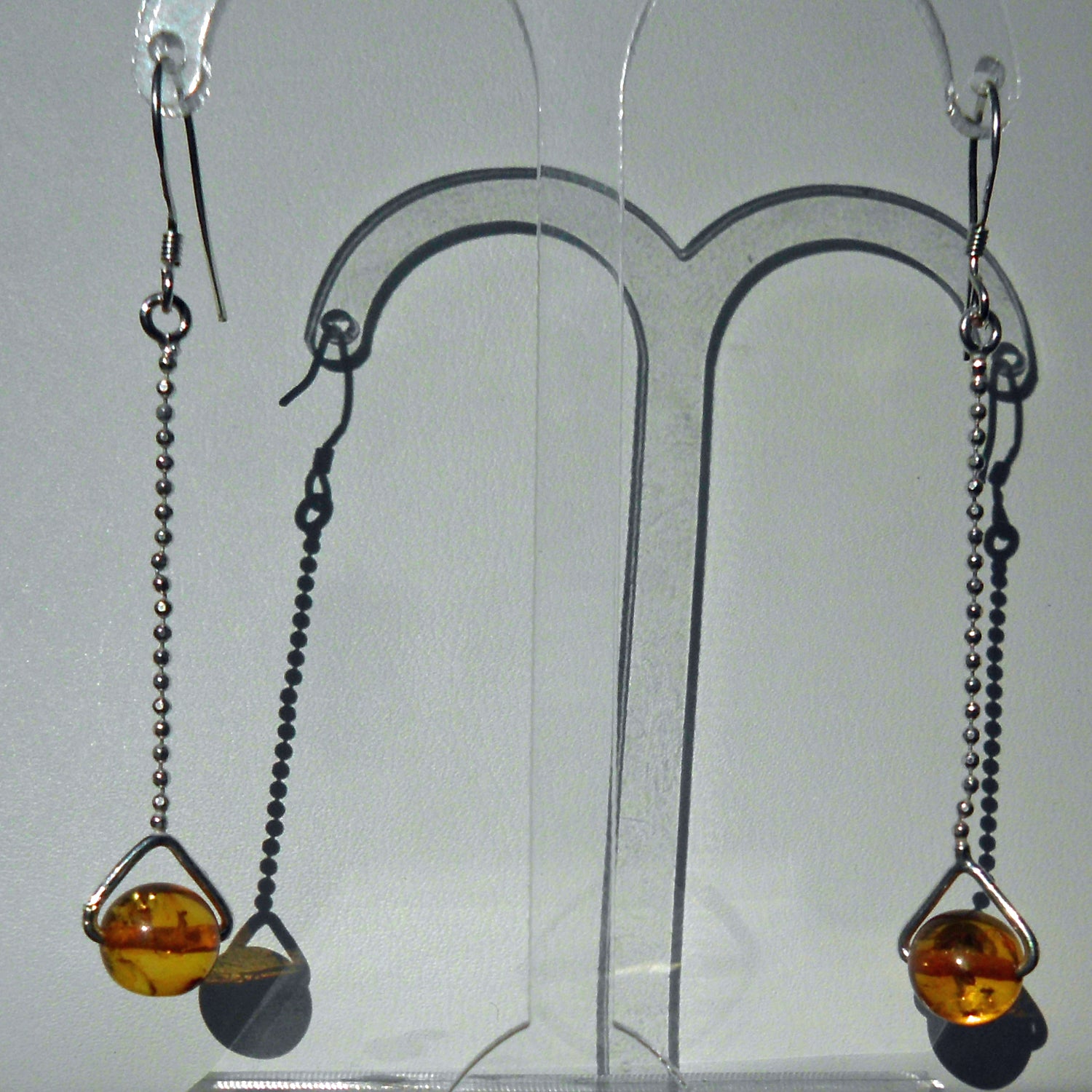 Lange Ohrhänger aus Bernsteinperlen und silberner Kette