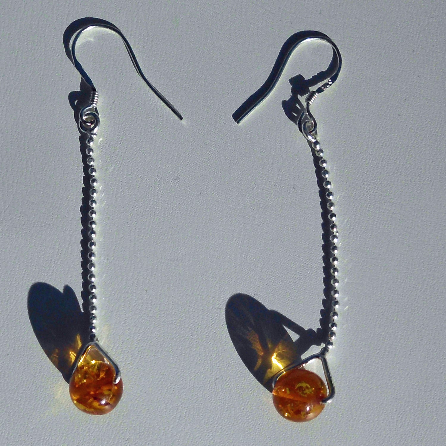 Lange Ohrhänger aus Bernsteinperlen und silberner Kette