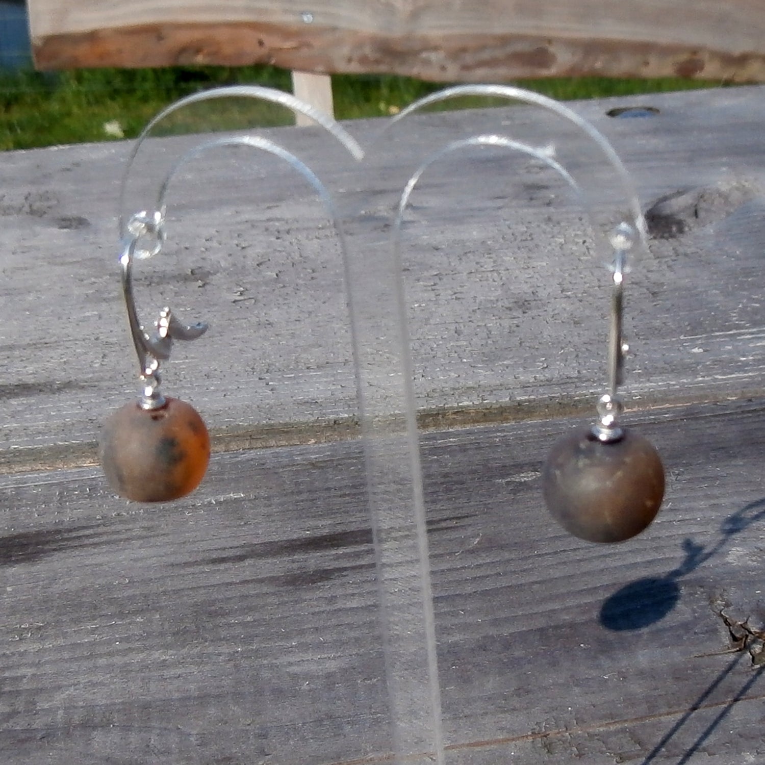 Ohrhänger aus dunklem Bernstein mit 925er Silberverschluss