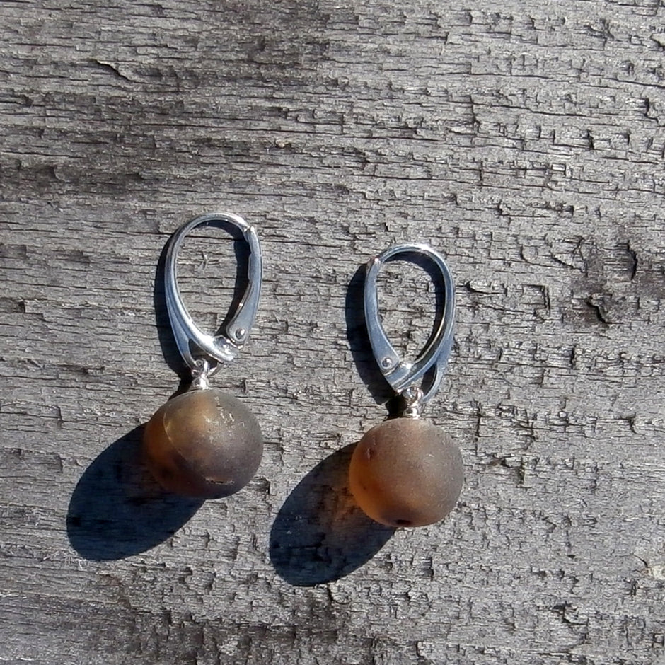 Ohrhänger aus dunklem Bernstein mit 925er Silberverschluss