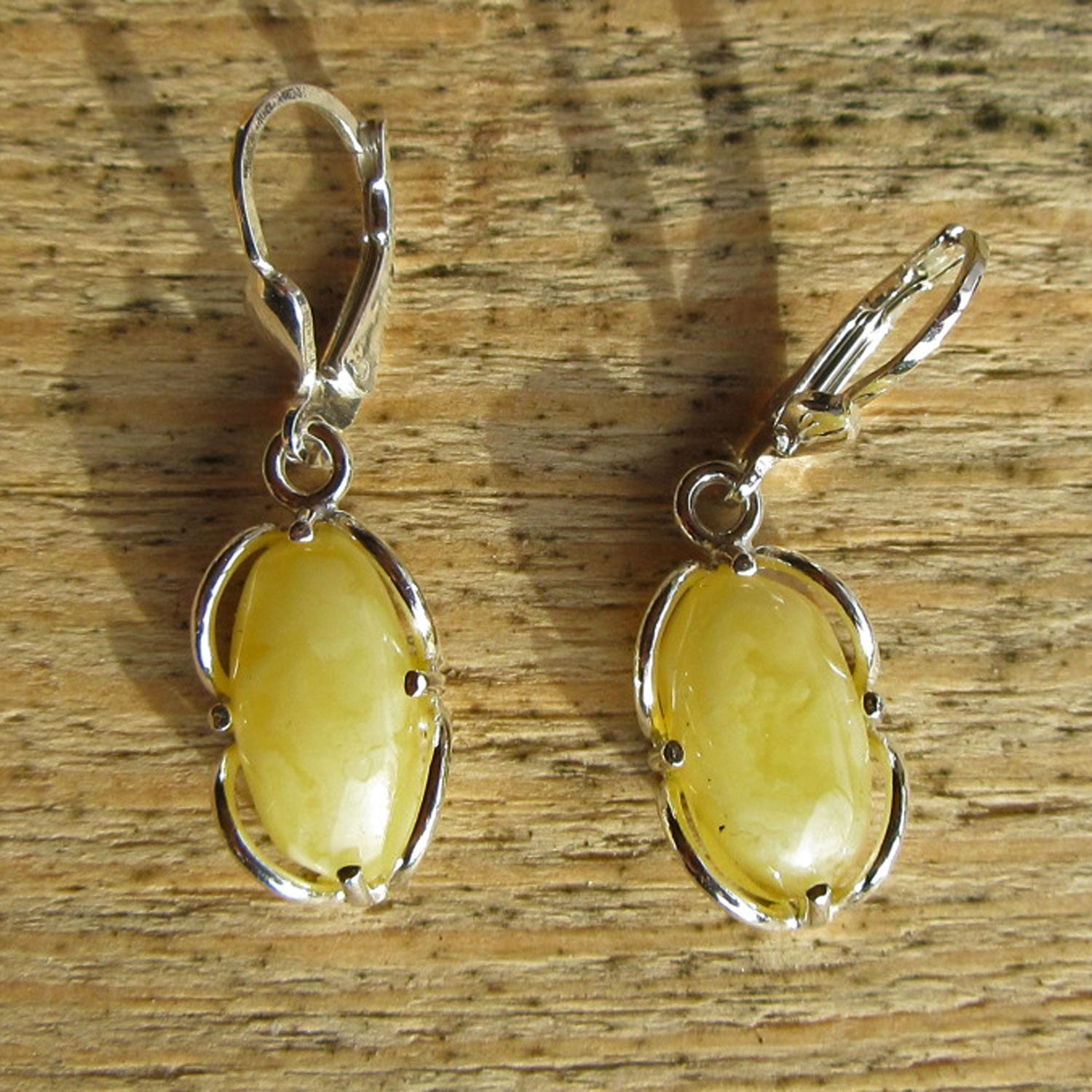 Edelstein-Ohrhänger aus Bernstein in Silber gefasst