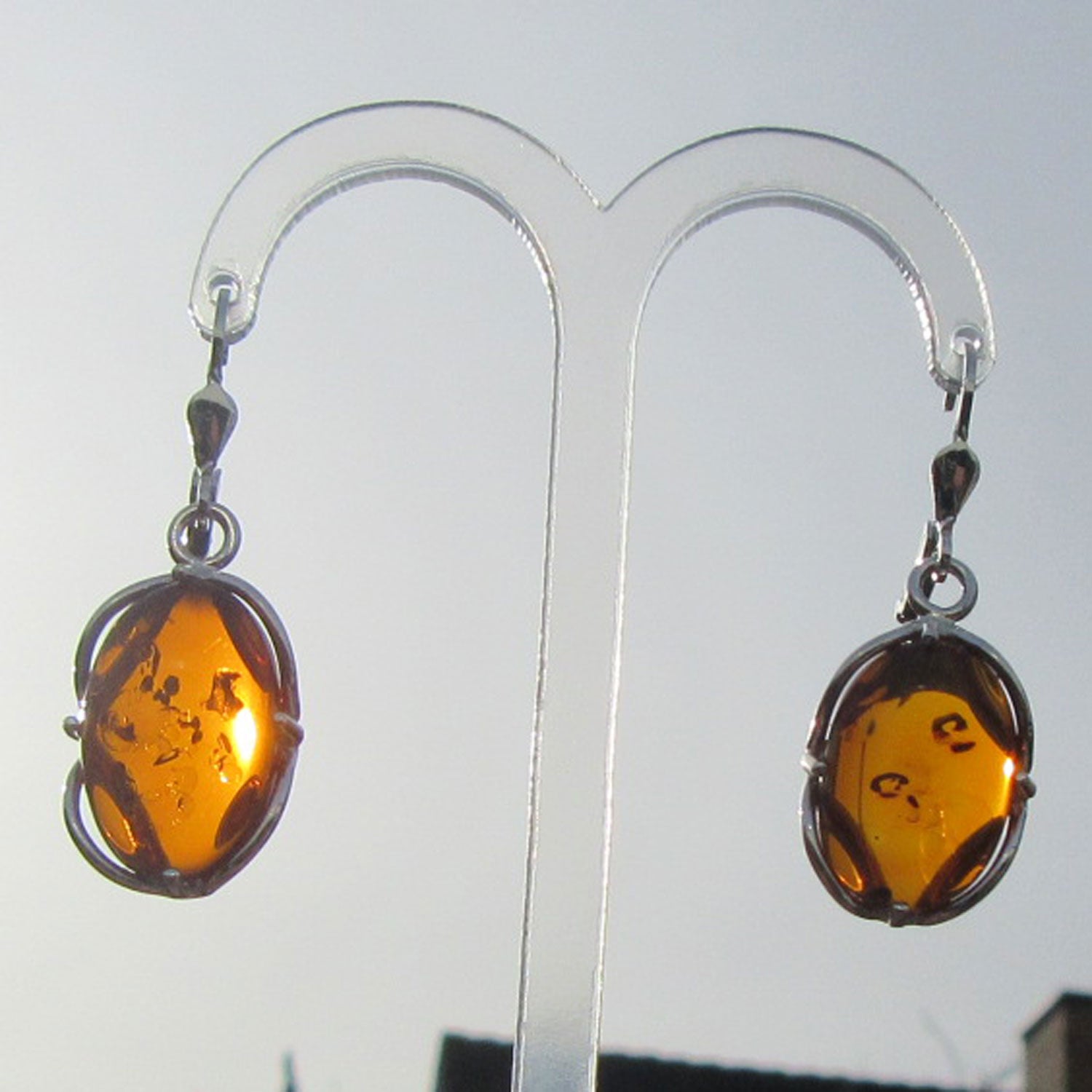 Elegante Ohrhänger aus poliertem Bernstein und Silber