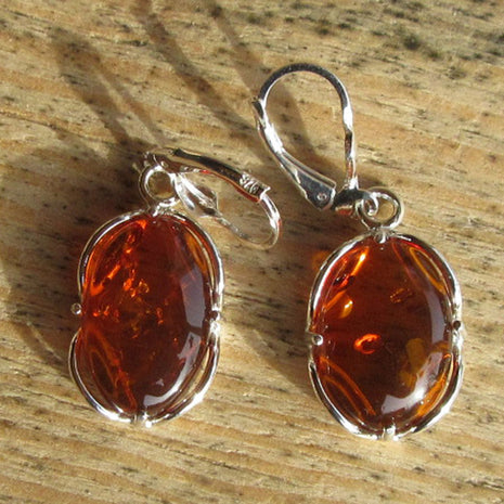 Elegante Ohrhänger aus poliertem Bernstein und Silber