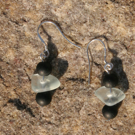 Ohrhänger aus transparentem Seeglas mit schwarzen Perlen