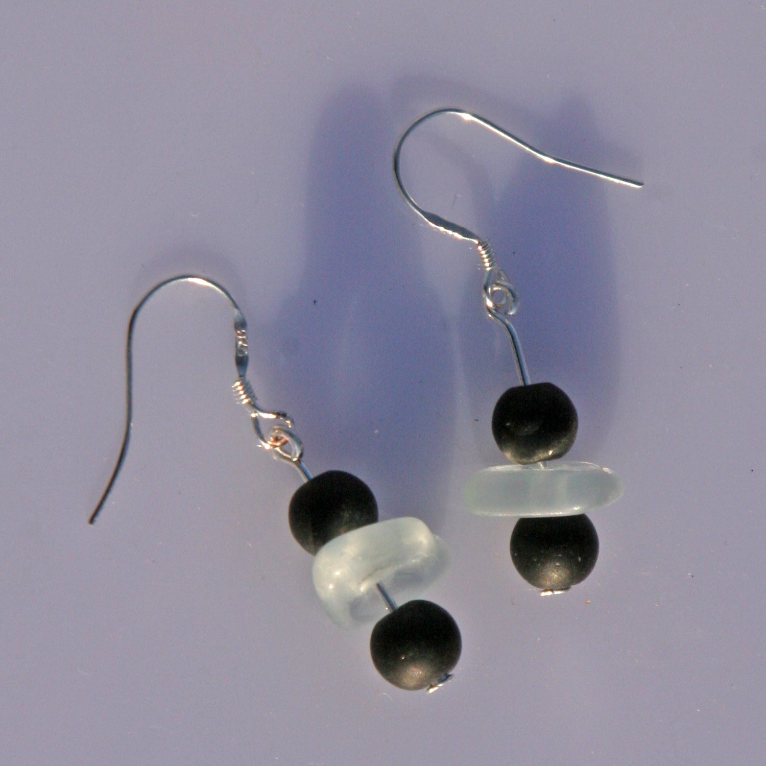 Ohrhänger aus transparentem Seeglas mit schwarzen Perlen