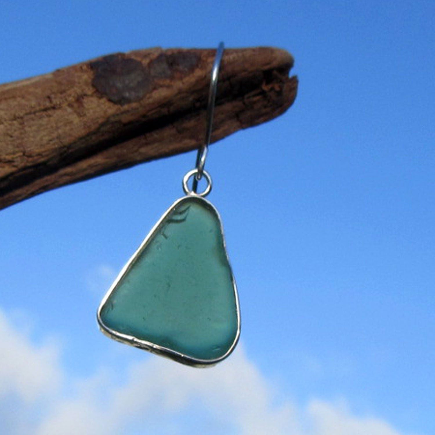 Edler Ohrhänger aus grünem Seeglas in Silberfassung