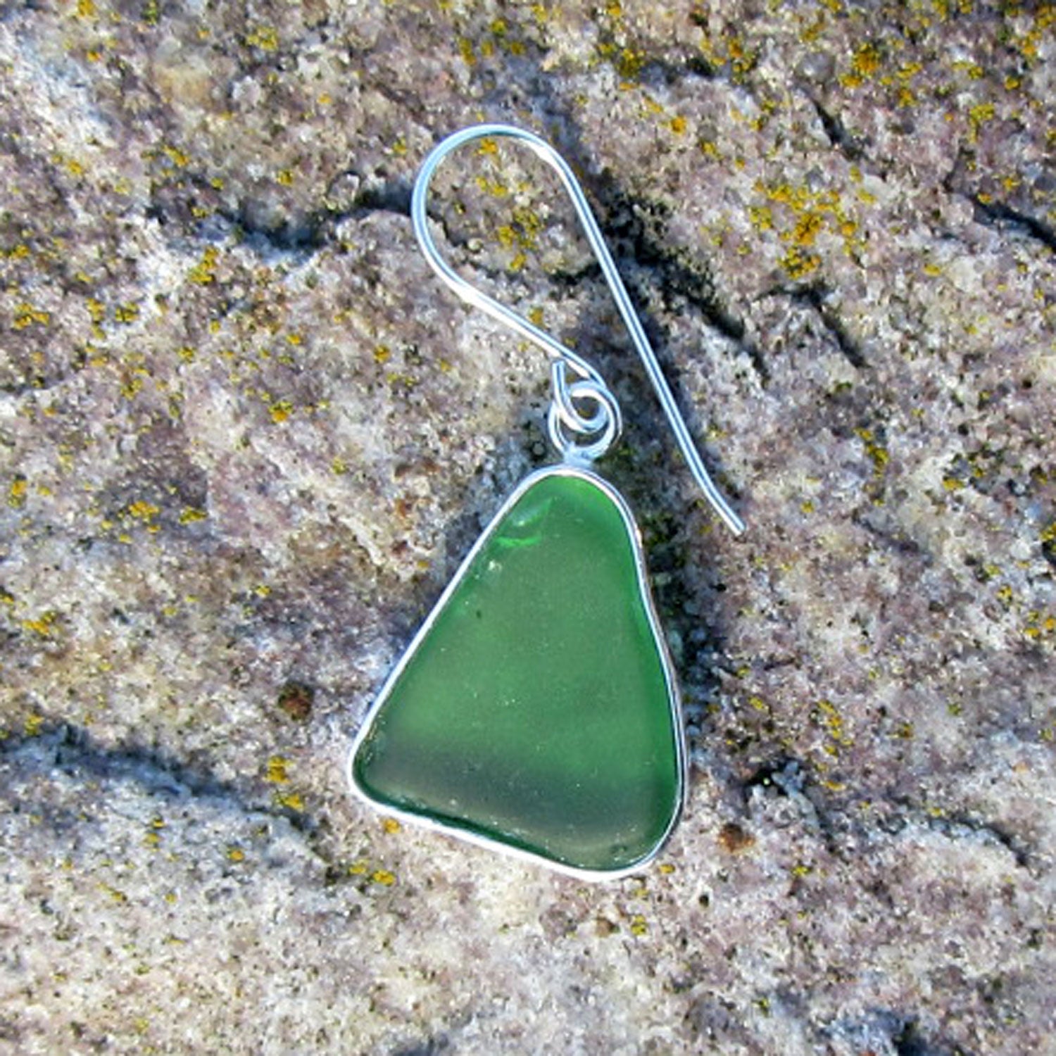 Edler Ohrhänger aus grünem Seeglas in Silberfassung
