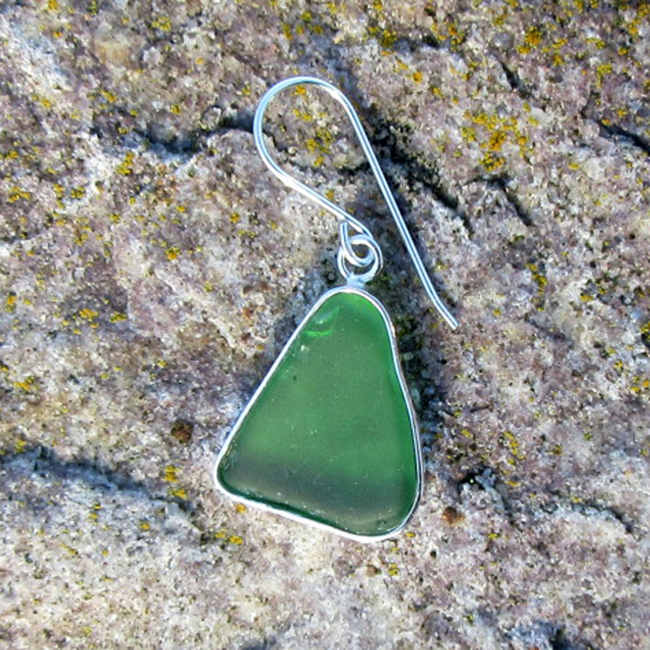Edler Ohrhänger aus grünem Seeglas in Silberfassung