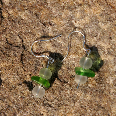 Ohrhänger aus grünem Seeglas und weißen Glasperlen