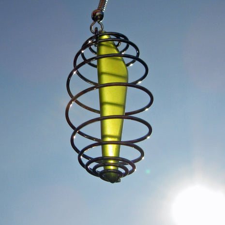 Ohrhänger aus olivgrünem Seeglas in spiralförmiger Form