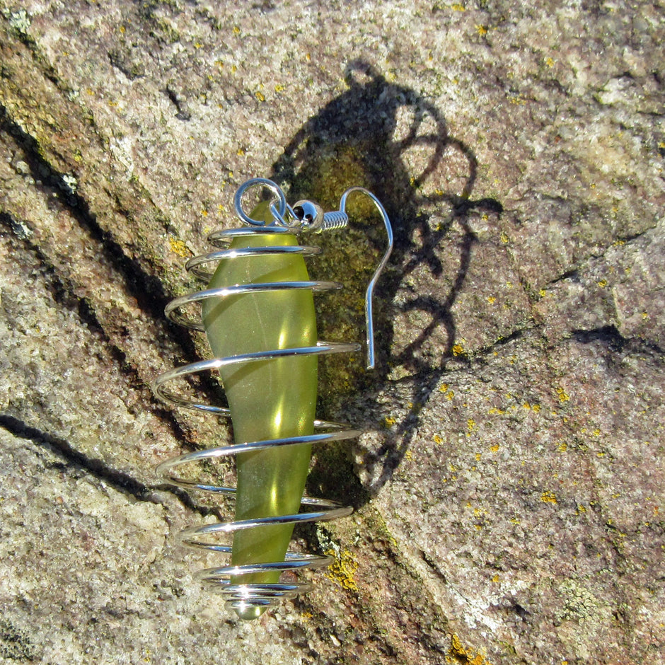 Ohrhänger aus olivgrünem Seeglas in spiralförmiger Form